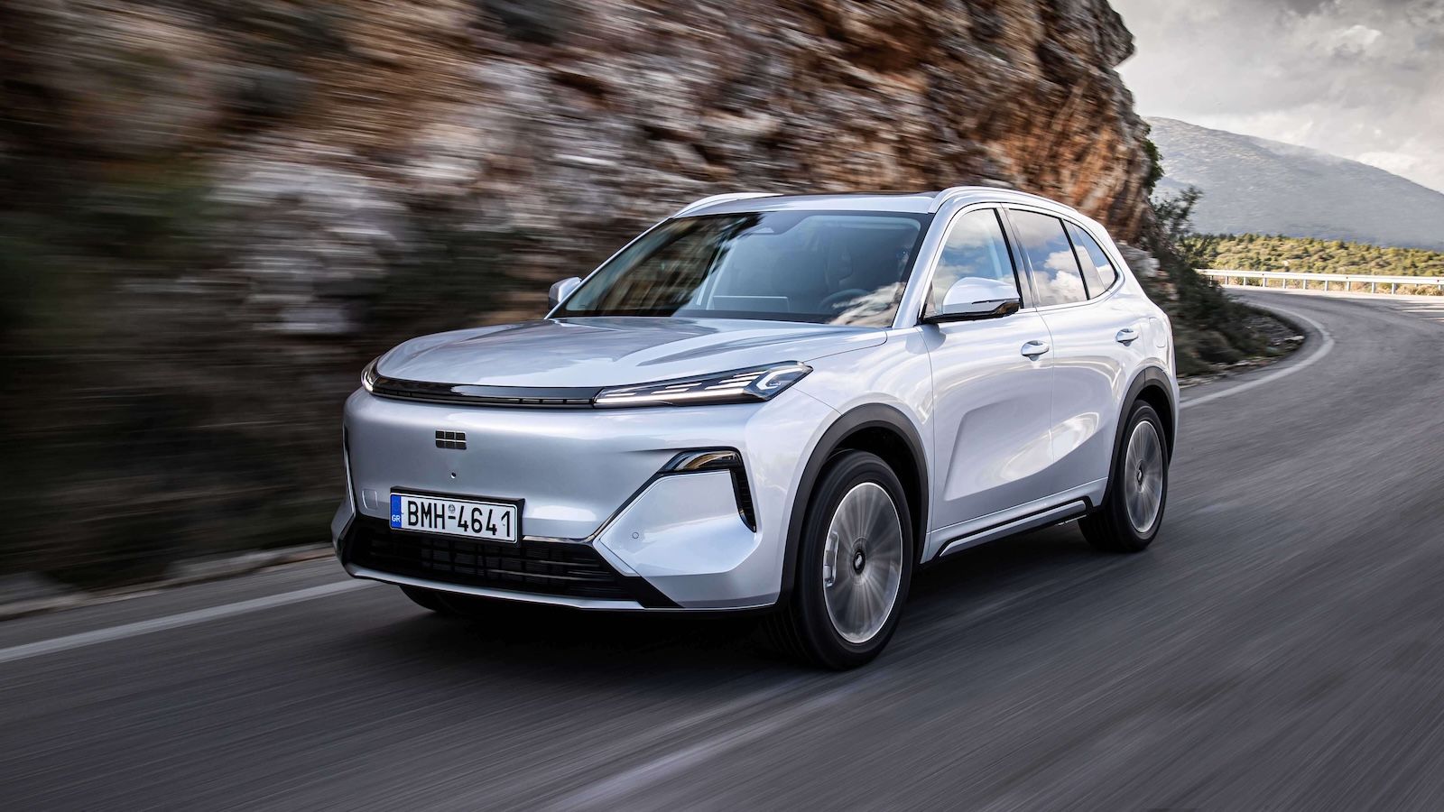 To Geely Starray EM-i είναι διαθέσιμο σε δύο εκδόσεις χωρητικότητας μπαταρίας. Η μικρότερη έκδοση ξεχωρίζει για την τιμή της (από 32.990 ευρώ), εφοδιά